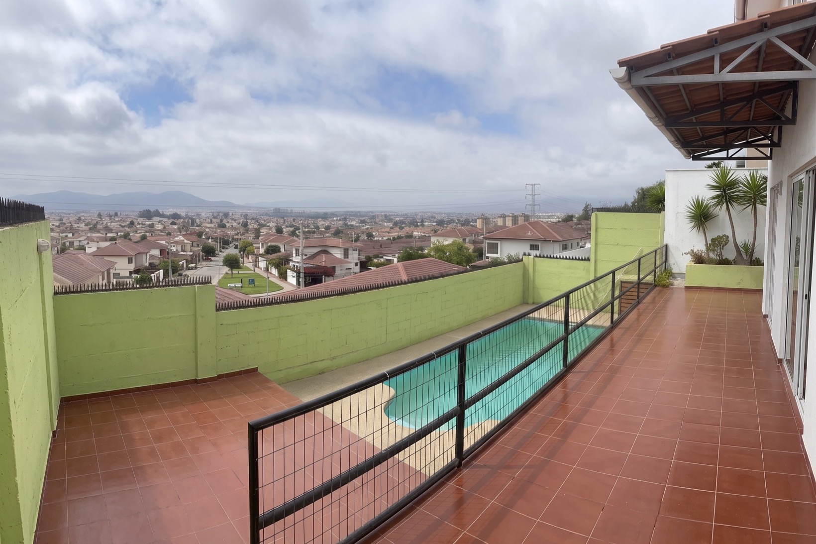 Terraza de la residencia con piscina, vista panorámica a la ciudad de La Serena y los cerros al fondo